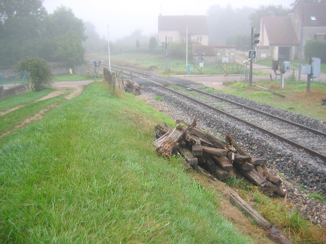 Côte d'Or - Semur en Auxois - passage à niveau